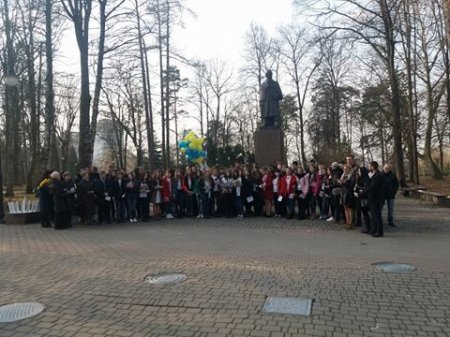 Молодь Франківська долучилась до міжнародного флешмобу "Global Shevchenko" Молодь Франківська долучилась до міжнародного флешмобу "Global Shevchenko"