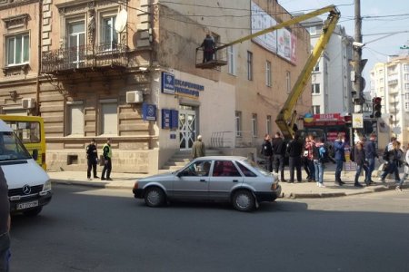 Австрійську кам’яницю звільнили від «варварської» вивіски Австрійську кам’яницю звільнили від «варварської» вивіски