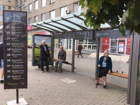 Для комфорту пасажирів: в місті встановлюють нові зупинкові комплекси Для комфорту пасажирів: в місті встановлюють нові зупинкові комплекси