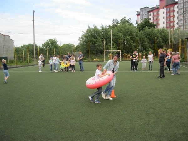 У Франківську відбулися спортивні розваги серед сімей з дітьми з аутичним типом розвитку (фоторепортаж)