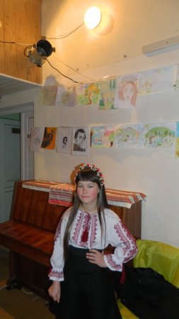 Виставка робіт учасників любительського клубу "Чарівний олівець"