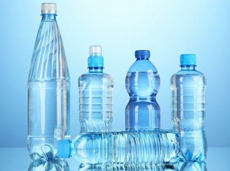 Чому не слід пити воду в пляшках
