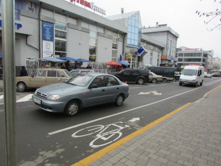 На вулиці Тичини з’явилась нова розмітка