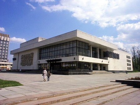 Обласний музично-драматичний театр/ Ivan Franko Monument, Regional Music and Drama Theatre