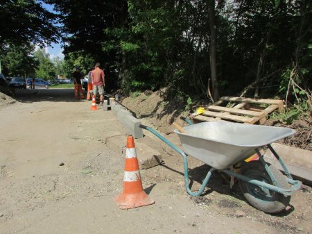 На вулиці Довженка для іванофранківців ремонтують черговий двір
