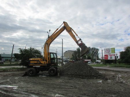 На вул. Хоткевича розпочали ремонт розворотної площадки