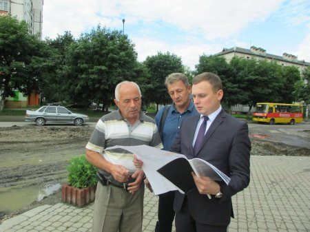 На вул. Хоткевича розпочали ремонт розворотної площадки