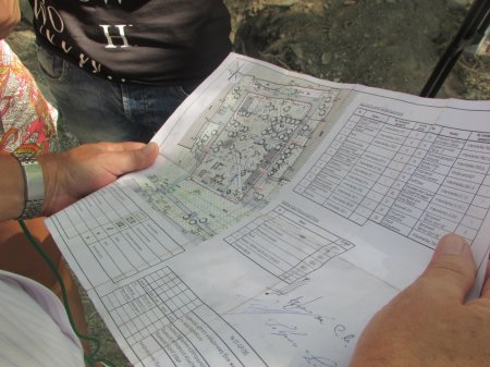 На вул. Довженка,8 триває комплексний ремонт двору