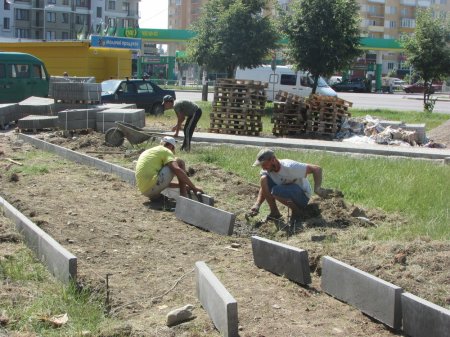 На вул. Довженка,8 триває комплексний ремонт двору