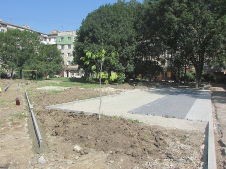 На вул. Довженка,8 триває комплексний ремонт двору