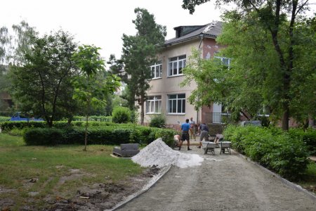 Біля двох навчальних закладів Івано-Франківська кладуть нову бруківку