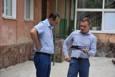 Біля двох навчальних закладів Івано-Франківська кладуть нову бруківку