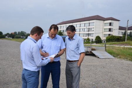 Біля двох навчальних закладів Івано-Франківська кладуть нову бруківку