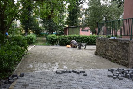 Біля двох навчальних закладів Івано-Франківська кладуть нову бруківку