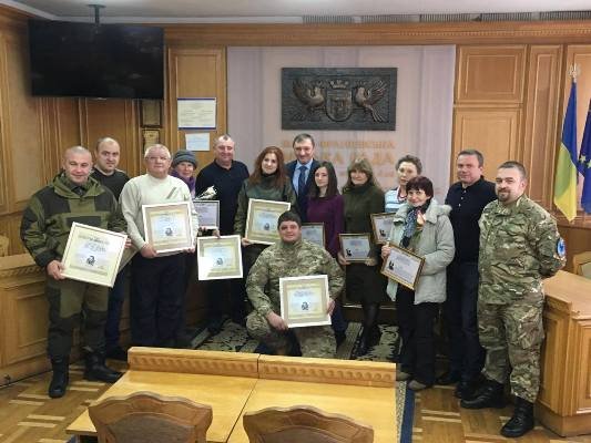 В Івано-Франківську нагородили волонтерів В Івано-Франківську нагородили волонтерів