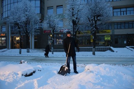 Власним прикладом: міська влада прибрала снігові замети