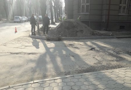 Влаштування підняття виїзду з вул. Толстого до рівня тротуару