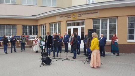 В рамках відзначення Міжнародного Дня міст-побратимів 22-23 квітня 2017 року в Івано-Франківську перебував вокально-інструментальний колектив «Камертон» з польського міста Ополє