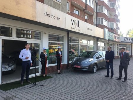 У ногу з часом: в Івано-Франківську відкрили електрозаправку