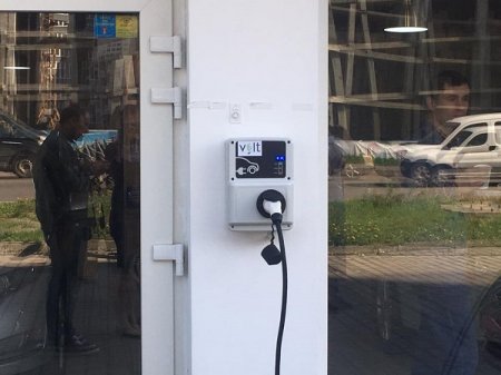 У ногу з часом: в Івано-Франківську відкрили електрозаправку