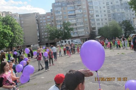 «Рідному місту і рідній матусі присвячується» в мікрорайоні Позитрон