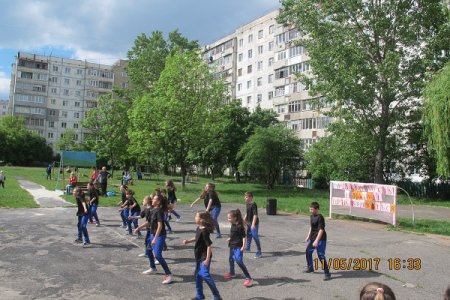 «Рідному місту і рідній матусі присвячується» в мікрорайоні Позитрон