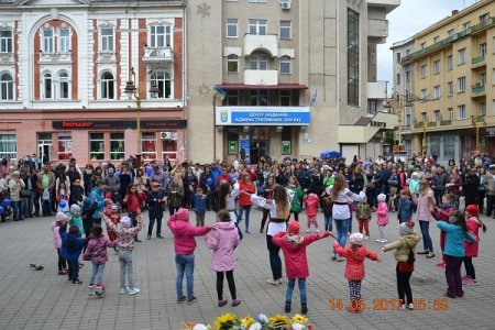 Юні таланти привітали Матусь зі святом
