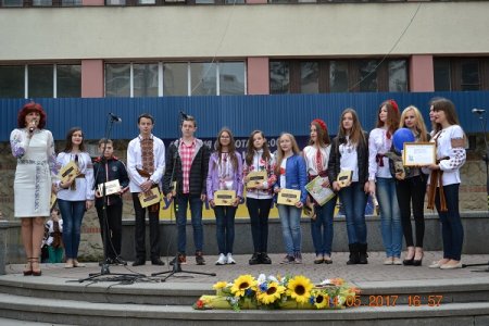 Юні таланти привітали Матусь зі святом