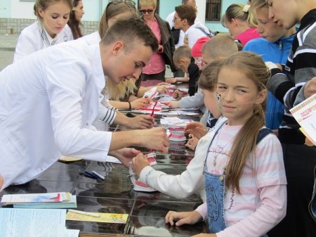 Дітей навчили лікувати