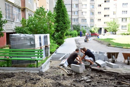 Комунальникам не до відпусток: у місті тривають капремонти
