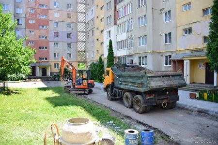 Комунальникам не до відпусток: у місті тривають капремонти