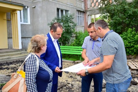 Комунальникам не до відпусток: у місті тривають капремонти
