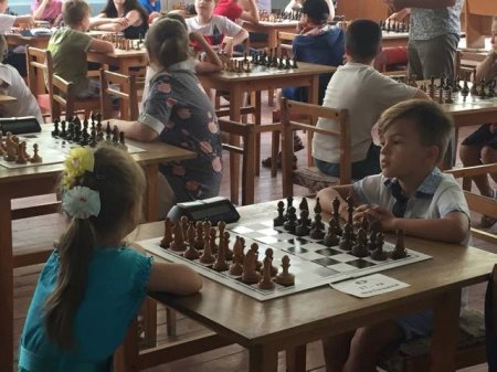 До дня Конституції юнаки та дівчата розіграли нагороди з шахів