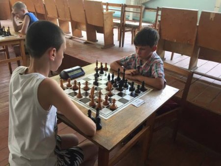 До дня Конституції юнаки та дівчата розіграли нагороди з шахів