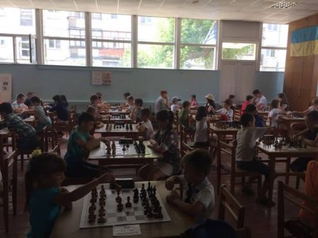 До дня Конституції юнаки та дівчата розіграли нагороди з шахів
