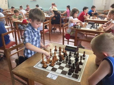 До дня Конституції юнаки та дівчата розіграли нагороди з шахів
