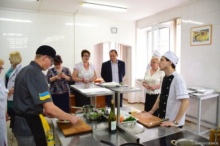 Молоді майстри ресторанного бізнесу склали іспит в незвичайний спосіб