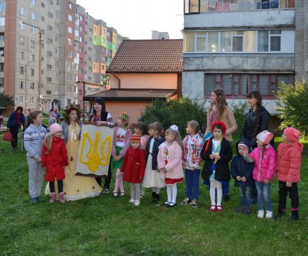Свято «Осінні акорди».Майстер-клас «Герб живих квітів на полотні»