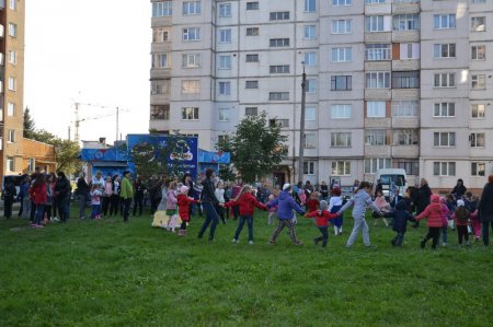 Свято «Осінні акорди».Майстер-клас «Герб живих квітів на полотні»