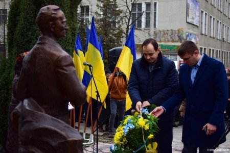 Франківськ - унікальний: встановили пам'ятник Андрію Мельнику