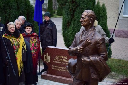 Франківськ - унікальний: встановили пам'ятник Андрію Мельнику