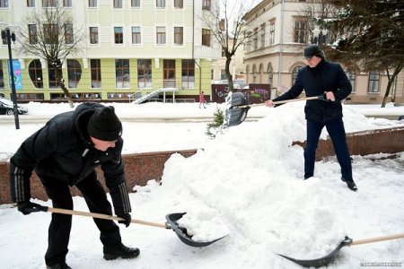Працівники МВК вийшли на боротьбу зі снігом