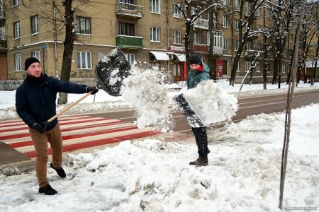 Працівники МВК вийшли на боротьбу зі снігом