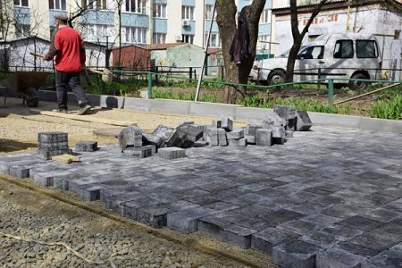 Відновились роботи на прибудинковій території Василіянок, 66-66а та Галицька, 32