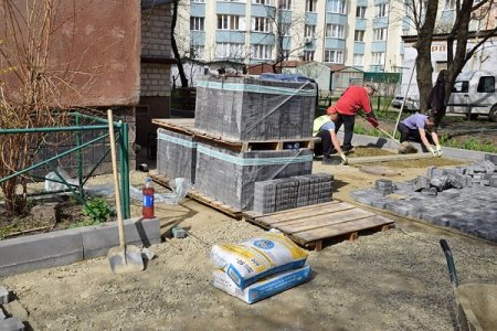 Відновились роботи на прибудинковій території Василіянок, 66-66а та Галицька, 32