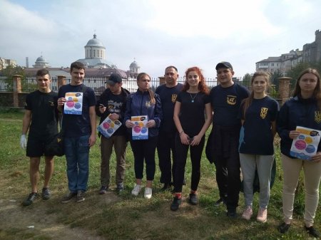 Молодь Івано-Франківська долучилась до міжнародної соціально-екологічної  акції «Всесвітній день прибирання» в Україні