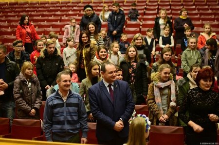 Діти з багатодітних, малозабезпечених та неповних сімей отримали солодкі подарунки до Дня Святого Миколая