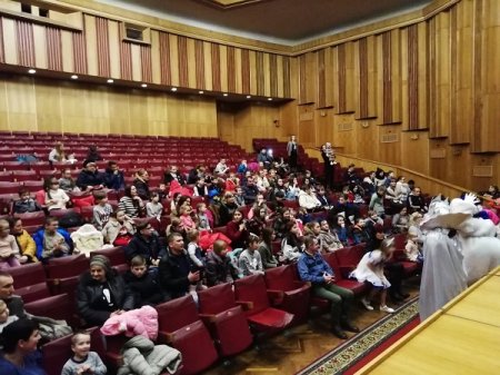 Діти з багатодітних, малозабезпечених та неповних сімей отримали солодкі подарунки до Дня Святого Миколая