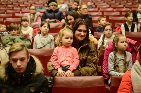 Діти з багатодітних, малозабезпечених та неповних сімей отримали солодкі подарунки до Дня Святого Миколая