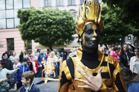 Як Франківськом ЖИВІ скульптури ходили
